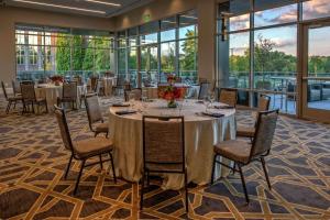 Hilton Franklin Cool Springs餐厅或其他用餐的地方