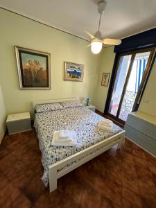 Postel nebo postele na pokoji v ubytování Roberto House Beach - Taormina Mare