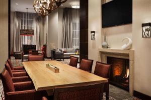 uma sala de jantar com uma mesa e uma lareira em Hilton Garden Inn Charlotte Southpark em Charlotte