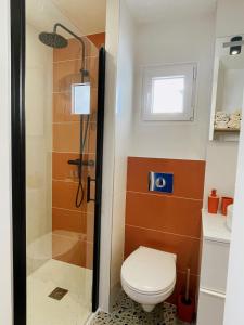 a bathroom with a toilet and a shower at LE MAJORELLE in Marseillan