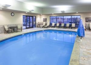 una piscina en un hotel con sillas y mesas en Hampton Inn & Suites Colorado Springs/I-25 South, en Colorado Springs