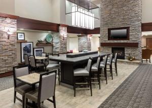 vestíbulo con bar con sillas y chimenea en Hampton Inn & Suites Colorado Springs/I-25 South, en Colorado Springs