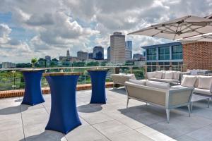 a rooftop patio with chairs and an umbrella at Hampton Inn & Suites Nashville Downtown Capitol View, Tn in Nashville