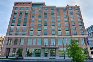 un gran edificio de ladrillo en una calle de la ciudad en Hampton Inn & Suites Nashville Downtown Capitol View, Tn, en Nashville