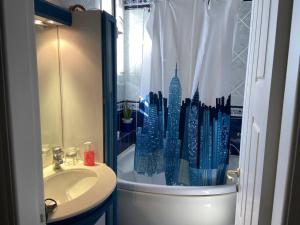 Koupelna v ubytování Bev - City and Sea views Penthouse + 29 fotografií