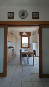 a kitchen with a table and chairs in a kitchen at Perla del Garda in Garda