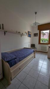 um quarto com uma cama com um edredão azul em Perla del Garda em Garda