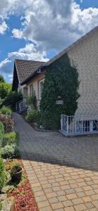 une maison avec un lierre sur son côté dans l'établissement Gerburg Haus, à Rinteln