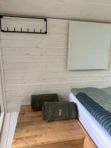 Habitación con cama, mesa y sofá cama en Pod strání 1 en Kníničky