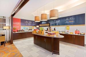 ein Restaurant mit einer Theke mit Essen darauf in der Unterkunft Hampton Inn Orlando-International Airport in Orlando