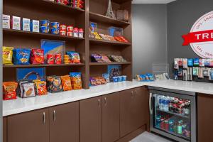 un comptoir de stockage avec de la nourriture et des collations sur des étagères dans l'établissement Hampton Inn Phoenix - Biltmore, à Phoenix