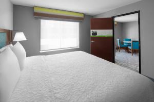 Rúm í herbergi á Hampton Inn Phoenix - Biltmore