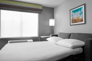 Rúm í herbergi á Hampton Inn Phoenix - Biltmore