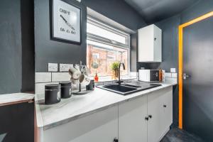a kitchen counter with a sink and a window at Hull 3 Bedrooms Garden Central House Sleeps 6 Hosanna MERCI Showy Cozy - Close to Princess Ave in Hull