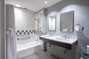 Um banheiro em Universal's Hard Rock Hotel®