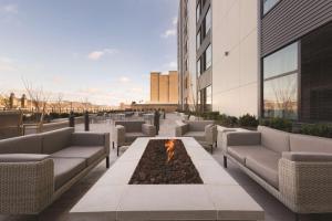 eine Terrasse mit Sofas und einer Feuerstelle in einem Gebäude in der Unterkunft Homewood Suites by Hilton Pittsburgh Downtown in Pittsburgh