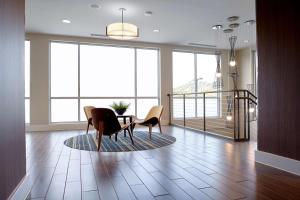 a living room with a table and chairs at Hampton Inn & Suites Pittsburgh Airport South/Settlers Ridge in Robinson Township