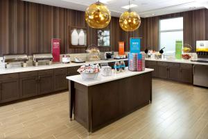 a large kitchen with aasteryasteryasteryasteryasteryasteryasteryasteryasteryasteryastery at Hampton Inn & Suites Pittsburgh Airport South/Settlers Ridge in Robinson Township