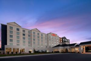 un hotel al anochecer en Hilton Garden Inn - Salt Lake City Airport, en Salt Lake City