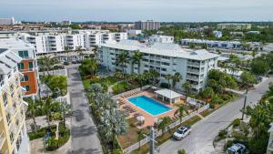 una vista aérea de una ciudad con piscina en Calini Beach Club, en Sarasota