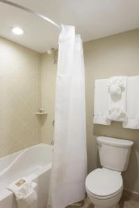 Bilik mandi di Surfside Beach Oceanfront Hotel