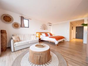 uma sala de estar com uma cama e uma mesa de centro em Appartement Orient Bay-Ti Paradise em Saint Martin