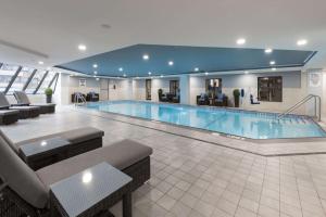 una gran piscina en una habitación de hotel en Hilton Garden Inn Ottawa Downtown en Ottawa