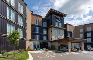 イーダイナにあるHomewood Suites By Hilton Edina Minneapolisの駐車場付きホテル正面像