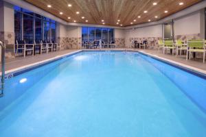 イーダイナにあるHomewood Suites By Hilton Edina Minneapolisのホテルの客室内の青い水のプール