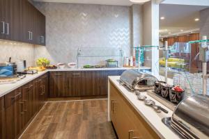 Homewood Suites By Hilton Edina Minneapolis的厨房或小厨房