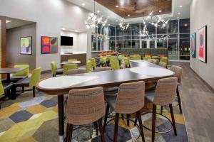 Homewood Suites By Hilton Edina Minneapolis的休息区