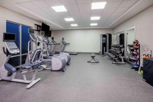 Homewood Suites By Hilton Edina Minneapolis的健身中心和/或健身设施