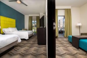 伊代纳Homewood Suites By Hilton Edina Minneapolis的一间有两张床和一台平板电视的酒店房间