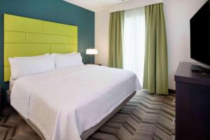 Homewood Suites By Hilton Edina Minneapolis客房内的一张或多张床位