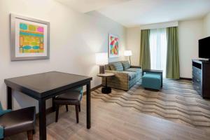 Homewood Suites By Hilton Edina Minneapolis的电视和/或娱乐中心