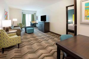 uma sala de estar com um quarto com uma cama e uma mesa em Homewood Suites By Hilton Edina Minneapolis em Edina