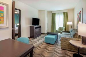 Homewood Suites By Hilton Edina Minneapolis的电视和/或娱乐中心