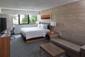 a hotel room with a bed and a couch at Doubletree By Hilton Atlanta Perimeter Dunwoody in Atlanta