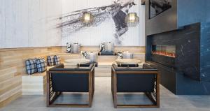 un restaurante con 2 mesas y una chimenea en Canopy By Hilton Washington DC The Wharf, en Washington