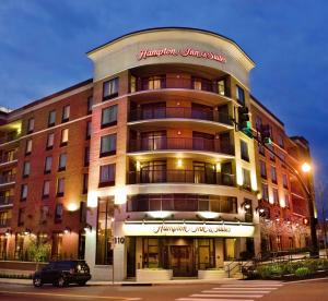 een gebouw met een bord aan de voorkant bij Hampton Inn & Suites Nashville-Downtown in Nashville