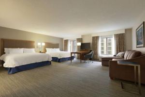 una camera d'albergo con 2 letti e una scrivania di Hampton Inn & Suites Nashville-Downtown a Nashville