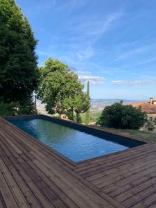 una piscina en la parte superior de una terraza de madera en Podere del Piccini con piscina in val d Orcia Toscana, en Piancastagnaio