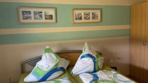ein Schlafzimmer mit einem Bett mit Kissen darauf in der Unterkunft Ferienwohnung in Stakendorf mit Panoramablick auf die Felder, Wohnung 1 in Stakendorf