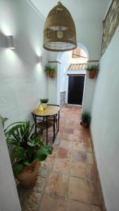 un patio con una mesa y una maceta en La Damajuana, Casa Rural en Montejaque