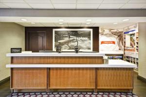 a lobby with a bar in a store at Hampton Inn & Suites Columbus-Easton Area in Columbus