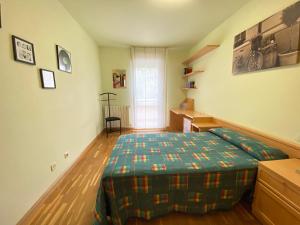 a bedroom with a bed and a desk in it at Casa chalet jardín particular Ideal Grupos y familias in Barañáin +12 photos