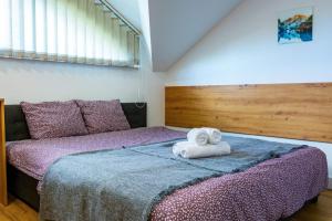 sypialnia z łóżkiem z dwoma ręcznikami w obiekcie GREEN GAS - Gościniec Sami Swoi w mieście Antonie