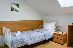 a bedroom with a bed with a wooden headboard at GREEN GAS - Gościniec Sami Swoi in Antonie