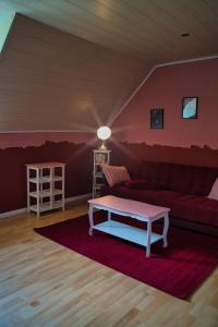 - un salon avec un canapé rouge et une table basse dans l'établissement KomfortZuhause in Wermelskirchen, à Wermelskirchen