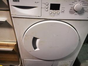 un horno microondas sobre una máquina en Pasja Grofica, en Idrija